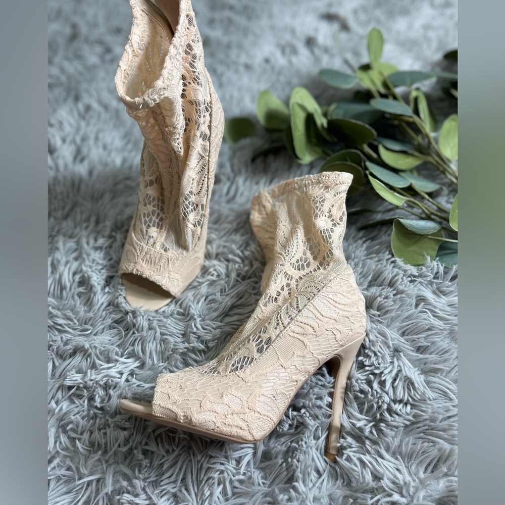 Qupid beige/pink lace ankle peep toe heel size 6